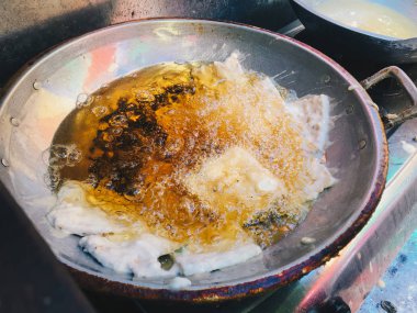 Kızartma tavasına yakın ev yapımı yumurta ve balık.