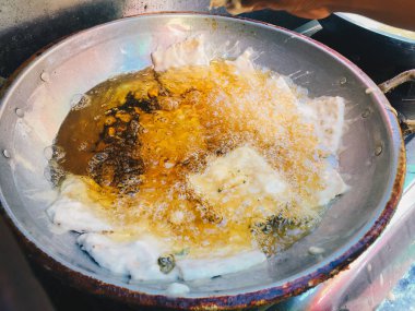 Kızartma tavasına yakın ev yapımı yumurta ve balık.