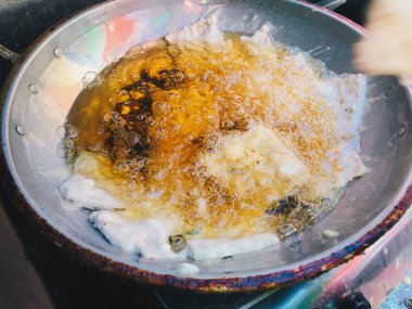 Kızartma tavasına yakın ev yapımı yumurta ve balık.