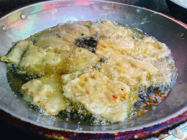 Balık kızartma tavasında yakın çekim