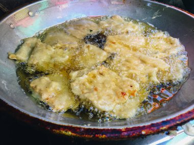 Balık kızartma tavasında yakın çekim