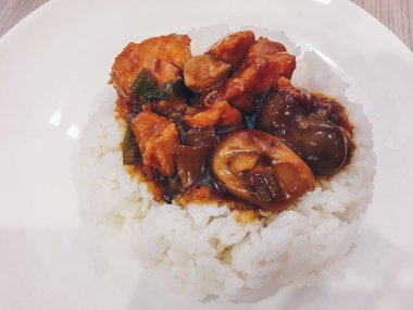 Kızarmış domuz, pilav ve sos.