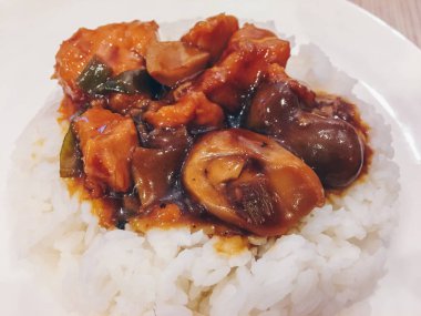 Kızarmış domuz, pilav ve sos.