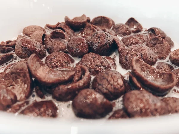 Cereais Esmagamento Chocolate Uma Chapa Branca — Fotografia de Stock