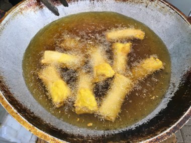 Pişirmek ya da kızartmak Kızarmış börek veya popia ya da tavada sıcak yağ içinde lumpia.