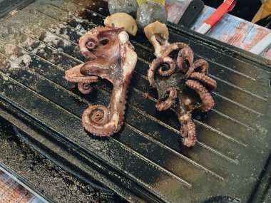 Ahtapot parçalı ahşap şişler.