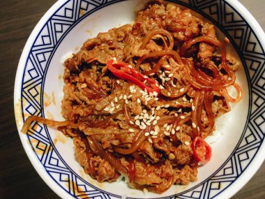 Et ve sebzeli Tayland yemeği.