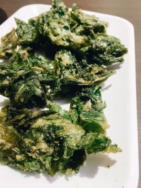 Yeşil soslu ve otlu taze salata.