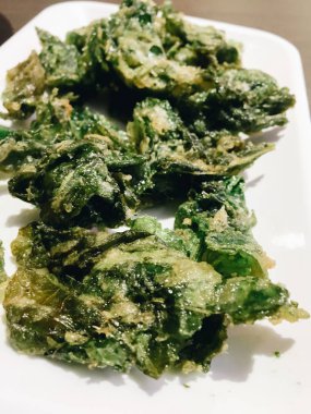 Yeşil soslu ve otlu taze salata.