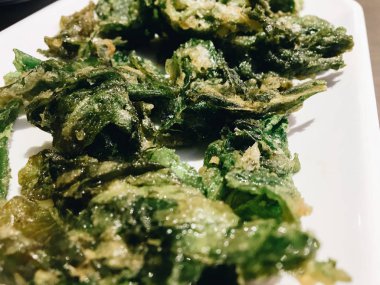 Yeşil soslu ve otlu taze salata.