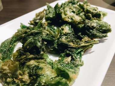 Yeşil soslu ve otlu taze salata.