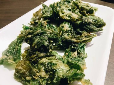 Yeşil soslu ve otlu taze salata.