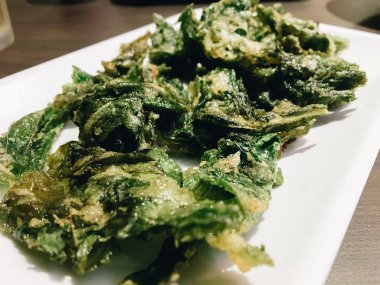 Yeşil soslu ve otlu taze salata.