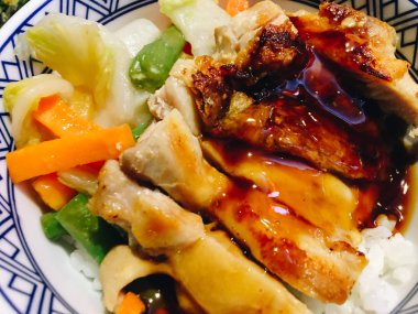 Tavuk sebzelerle kapanıyor. 