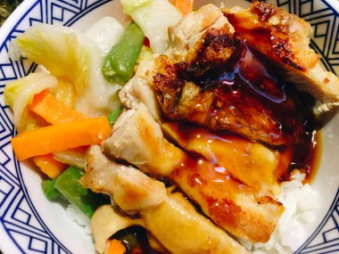 Tavuk sebzelerle kapanıyor. 