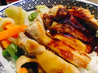 Tavuk sebzelerle kapanıyor. 