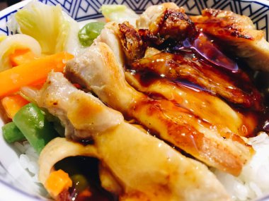 Tavuk sebzelerle kapanıyor. 