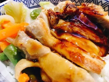 Tavuk sebzelerle kapanıyor. 