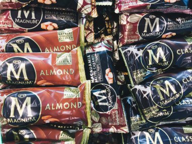 Minsyogyakarta, Endonezya - Ekim 2019: Raflardaki çeşitli eşyalar.