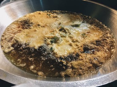 Yağlı tava, yakın görüş.