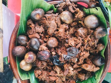 Yeşil yapraklı ve fındıklı kakao, yakın görüş.