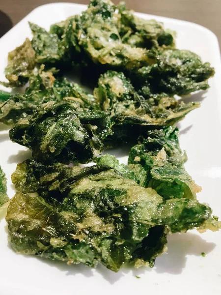 Yeşil soslu ve otlu taze salata.