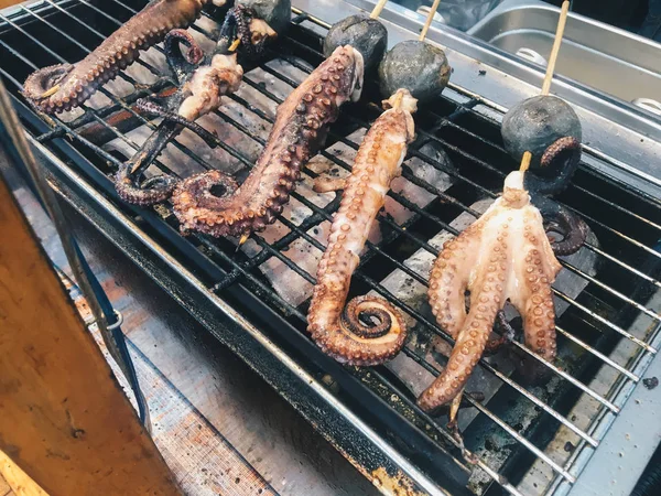 Brochettes Bois Avec Morceaux Pieuvre Sur Barbecue — Photo