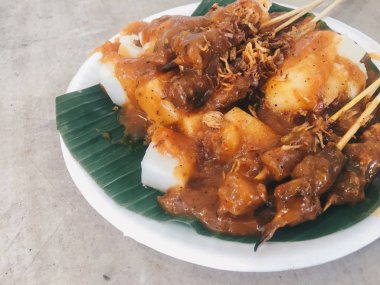 Beyaz tabakta etli ve soslu tavuk, yakın görüş. 