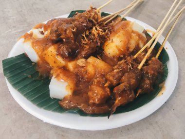 Beyaz tabakta etli ve soslu tavuk, yakın görüş. 