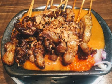 Mantarlı ve soslu kızarmış tavuk. 