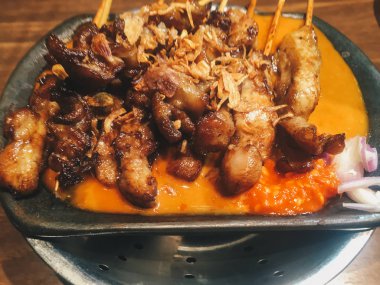 Mantarlı ve soslu kızarmış tavuk. 