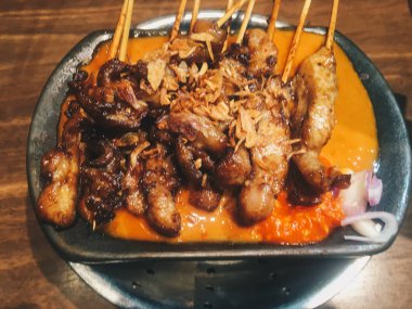 Mantarlı ve soslu kızarmış tavuk. 