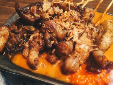 Mantarlı ve soslu kızarmış tavuk. 