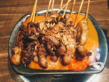 Mantarlı ve soslu kızarmış tavuk. 