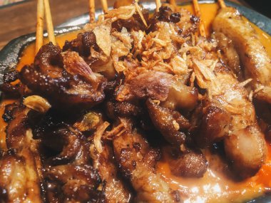 Mantarlı ve soslu kızarmış tavuk. 