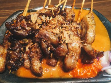 Mantarlı ve soslu kızarmış tavuk. 