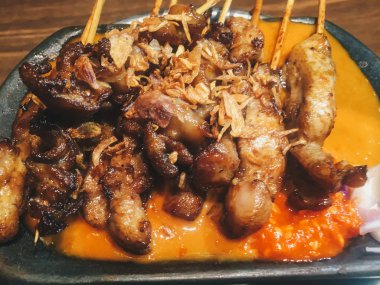 Mantarlı ve soslu kızarmış tavuk. 