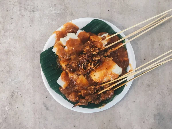 Poulet Avec Viande Sauce Sur Assiette Blanche Vue Rapprochée — Photo