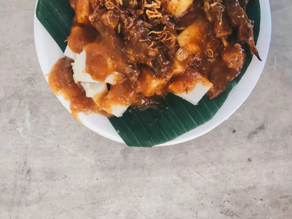 Pollo Con Carne Salsa Plato Blanco Vista Cercana — Foto de Stock