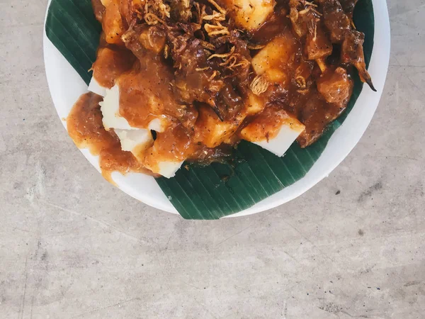 Poulet Avec Viande Sauce Sur Assiette Blanche Vue Rapprochée — Photo