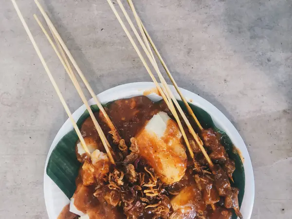 Ayam Dengan Daging Dan Saus Piring Putih Pandangan Dekat — Stok Foto