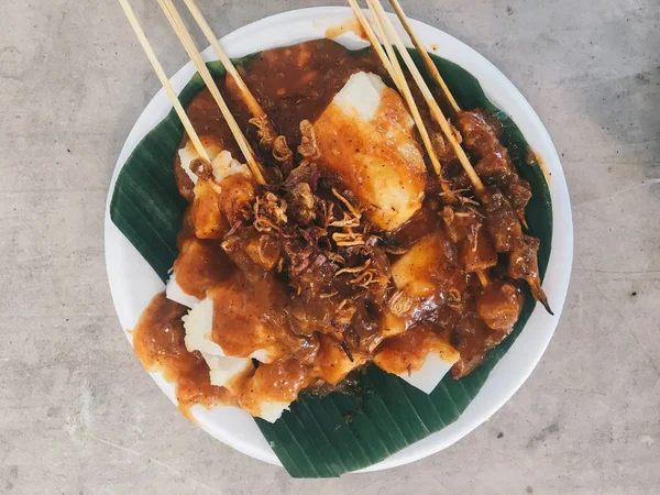 Kyckling Med Kött Och Sås Vit Tallrik Närvy — Stockfoto