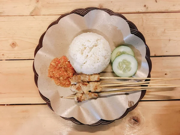 Nasi Dengan Daging Dan Saus Piring Pandangan Dekat — Stok Foto