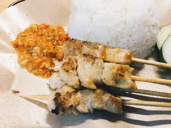 Nasi Dengan Daging Dan Saus Piring Pandangan Dekat — Stok Foto