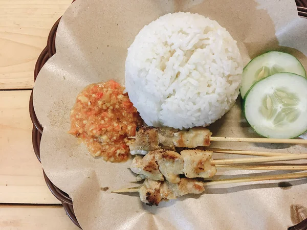 Nasi Dengan Daging Dan Saus Piring Pandangan Dekat — Stok Foto