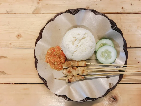 Nasi Dengan Daging Dan Saus Piring Pandangan Dekat — Stok Foto