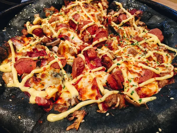 黒生地と珍しいピザ ソーセージとチーズ — ストック写真