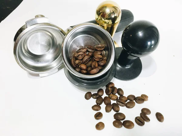 白い背景に隔離されたフィルター ポータフィルター タンパーとブラウンローストコーヒー豆 — ストック写真