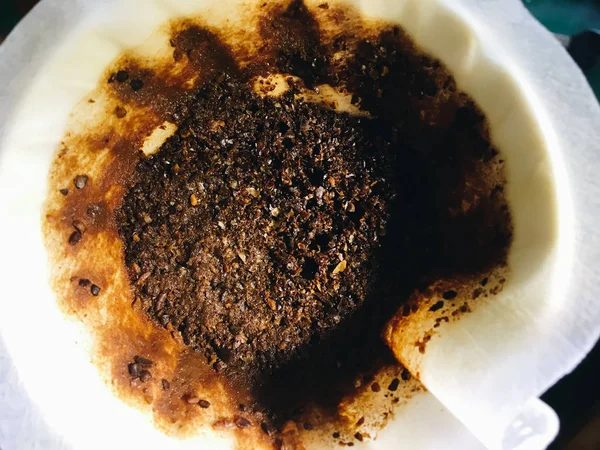 필터로 커피를 끓이는 — 스톡 사진