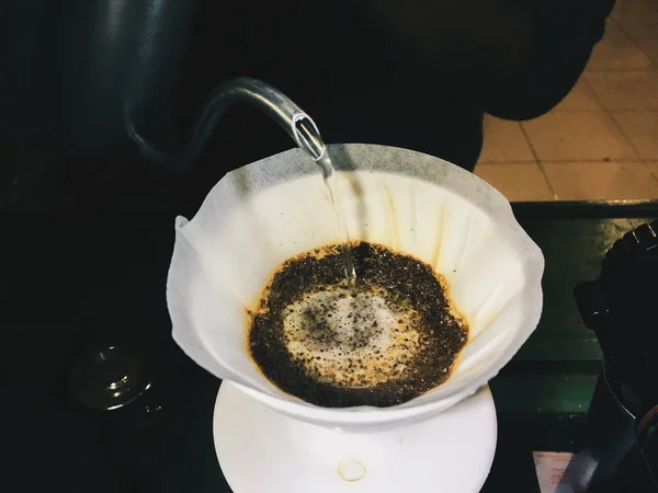 Kookwater Uit Theepot Kolf Gieten Met Koffie Filter — Stockfoto